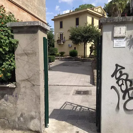 Apartment Garbatella Seminterrato Rom